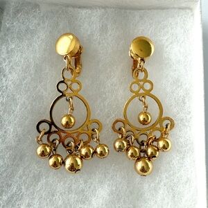 Vintage Crown Trifari Gold Tone Filigree Dangle Ball Clip Earrings